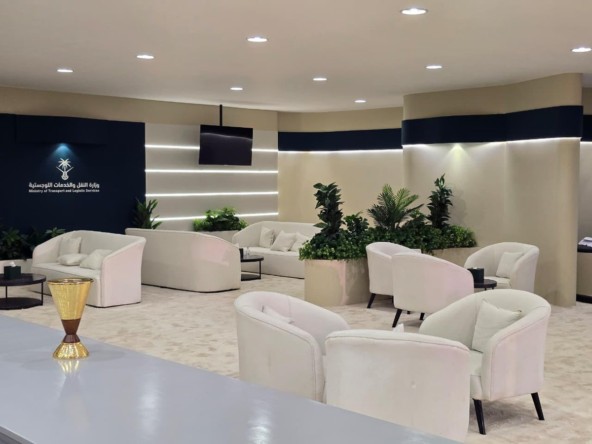 Waiting lounge with side lighting