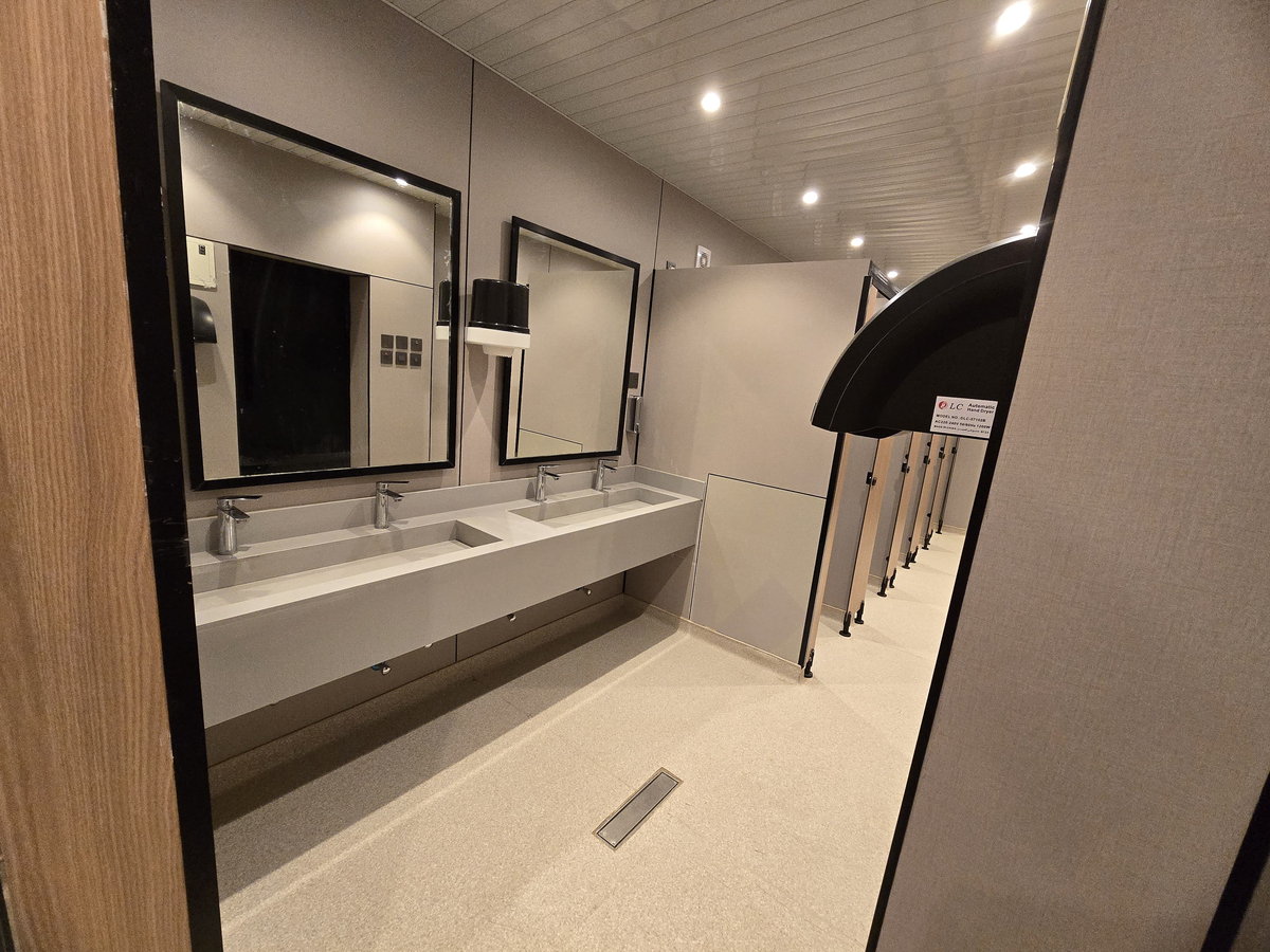 40 ft restroom — 10 cabins, Premium — photo 3