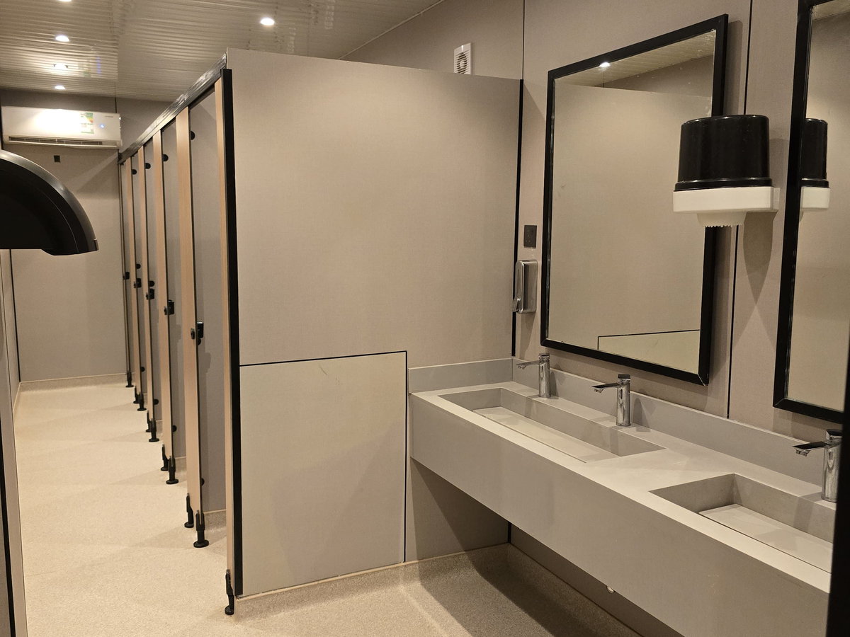 40 ft restroom — 10 cabins, Premium — photo 4